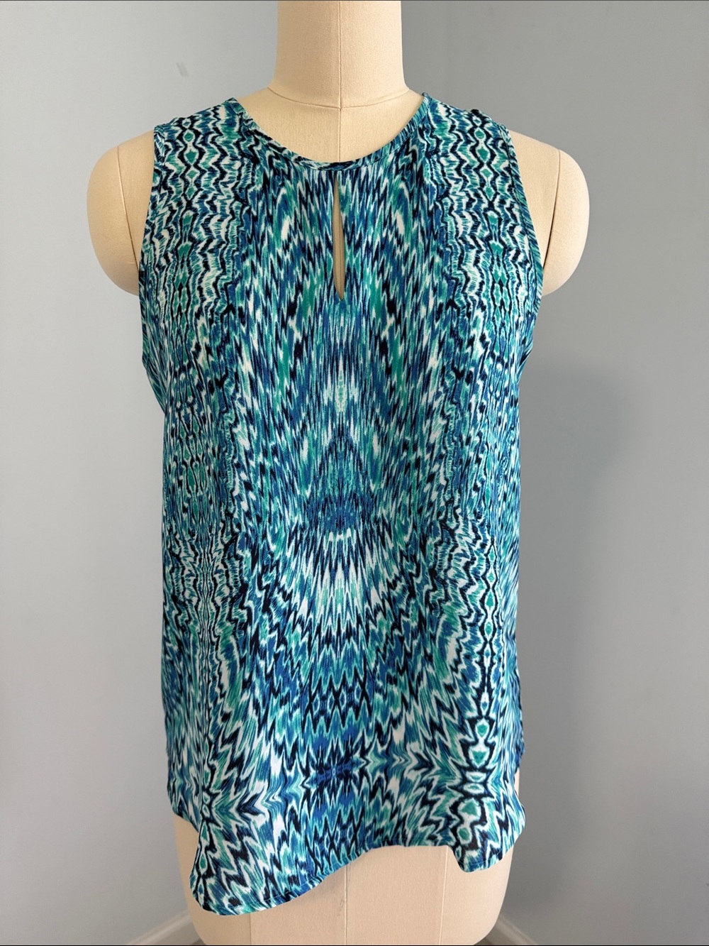 Violet & Claire Blue Teal Patterned Keyhole Shell Top SZS